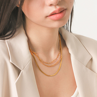 Collier ras du cou H&C Dainty en acier inoxydable plaqué or 18K PVD, à 3 couches, motif chevrons, maille cubaine, maille trombone, multi-brins, empilable, pour femme