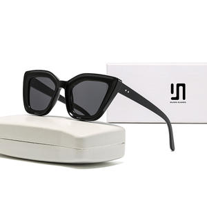 แว่นกันแดดทรงแคทอายสไตล์เรโทรสำหรับผู้หญิง ป้องกันรังสียูวี 400 กรอบพลาสติก รุ่นที่ 3 เลนส์พีซี สีดำ - Product Image 5