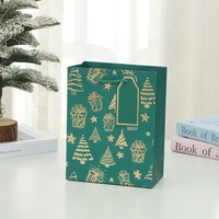 Sac cadeau de Noël multicolore avec motif étoile et sapin en feuille d'or, poignées en corde et fenêtre pour carte, idéal pour l'emballage des fêtes