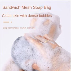 Borsa esfoliante a doppio lato per il viso e per il corpo in poliestere con spugnole e sapone da bagno - Product Image 3