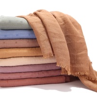 Thiết Kế Mới Pom Pom Cotton Malaysia Khăn Quàng Mềm Hijab Lady Màu Rắn Nhăn Khăn Choàng Khăn Choàng