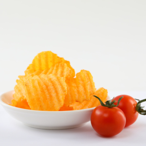 Croustilles <span class=keywords><strong>de</strong></span> pommes <span class=keywords><strong>de</strong></span> <span class=keywords><strong>terre</strong></span> coupées fraîches collations en forme <span class=keywords><strong>de</strong></span> grande vague croustilles <span class=keywords><strong>de</strong></span> pommes <span class=keywords><strong>de</strong></span> <span class=keywords><strong>terre</strong></span> aromatisées à la tomate collations frites prix d'usine pour les enfants - Product Image 1