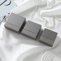 Boîte cadeau pour bijoux en carton coloré avec logo personnalisé en gros, boîte d'emballage pour bijoux