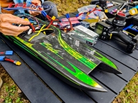 Catamarán TFL Mini Zonda Cat 1123 de 69 cm, Pequeño, con Doble Motor, Control Remoto Eléctrico, Casco de Fibra de Carbono, Listo para Usar (RTR)