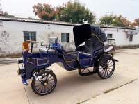 Voiture électrique royale vintage bleu foncé à deux rangées et toit ouvert pour visites touristiques, mariages et zones panoramiques