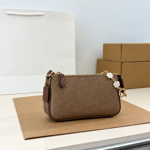 Sac bandoulière marron texturé pour femme, mini sac à main Chach avec chaîne dorée et breloque fleur - Product Image 1
