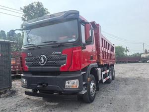 Nuevo Camión Volquete Shacman X3000 6x4 con Motor Diésel Weichai, Volante a la Izquierda, Cabina Trasera Roja, para Transporte de Carga Pesada en Construcción y Minería - Product Image 1