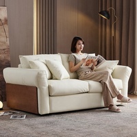 Modernes Konvertierbares Schlafsofa Gepolstertes Stoffsofa Luxuriöse Ausziehbare Couch mit Holzseitenpaneelen Wohnzimmermöbel