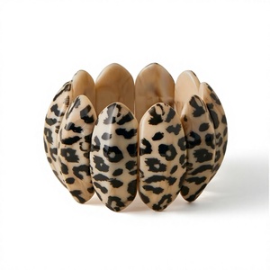 Bracelets en résine imprimé léopard de haute qualité, motif animalier large en forme de pétale, bijoux faits main tendance pour femmes, parfaits pour les soirées. - Product Image 5