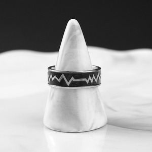 โรงงานขายส่งชุดเครื่องประดับสแตนเลสสตีล แหวนสแตนเลสสตีลรูปหัวใจสีดำสุดคลาสสิค ดีไซน์เก๋ไก๋  สำหรับทุกเพศ ราคาถูก ลายหัวใจระลอกคลื่น - Product Image 4