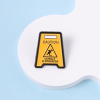 Épinglette en émail 'Attention, défilé en cours' – Broche humoristique en métal, signe d'avertissement, pour sac à dos, revers, chapeau, badge, bijou, cadeau pour amis