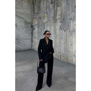 Costume pantalon en satin noir pour femme de bureau, formel et décontracté, avec décoration boutonnée - Product Image 4