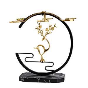 ชั้นวางแก้วไวน์ทรงสี่เหลี่ยมหรูหรา ยี่ห้อ Moritaka Faction พร้อมที่แขวนแก้วแบบกลับหัว ตกแต่งด้วยกวางสีทองและผลพลัม ทนทาน เหมาะสำหรับงานปาร์ตี้ - Product Image 5