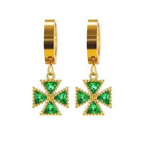 Boucles d'oreilles clous en acier inoxydable plaqué or pour femme, forme étoile classique, mignonnes, tendance et élégantes, par Clover - Product Image 6