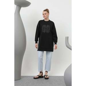 Tunique noire pour femme Puane avec détails en pierres adhésives sur le devant et embellissements scintillants, haut élégant à manches longues, modèle 10612TUN - Product Image 1