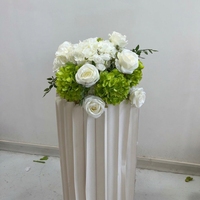 Vente flash : Boule de fleurs artificielle blanche et verte de 30 cm pour centre de table, idéale pour la décoration de mariage.