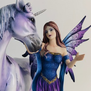 Estatua de Resina Decorativa para el Hogar de una Hada y un Unicornio - Product Image 3