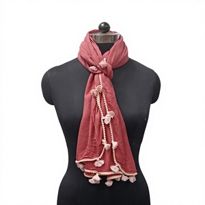 Bufanda de Chifón Rosa con Adorno de Pompones, Color Sólido, Larga, Accesorio de Moda para Mujer, para Usar en Todas las Estaciones - Product Image 1