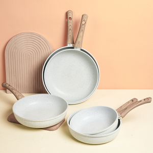 مقلاة ألمنيوم بطلاء غير لاصق وشعار مخصص وقاعدة للطبخ بالحث الحراري وتصميم رخامي متين للاستخدام في المطبخ - Product Image 1