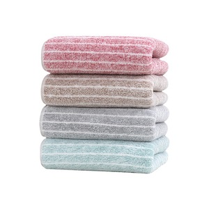 Toalla de Coral Fleece 75x35cm a Rayas, Absorbente, para Regalo - Product Image 4