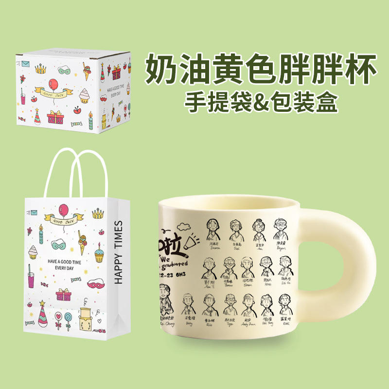 Tasse potelée avec garniture jaune crème et sac fourre-tout personnalisé en papier blanc avec motif de dessin animé.