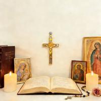 Crucifix Catholique Plaqué Or HT 17,5 cm, Décoration Murale Chrétienne, Décoration Religieuse pour la Maison et l'Église, Cadeau Religieux avec Statue de Jésus