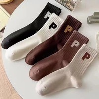 Vente en gros de chaussettes en coton respirantes pour femmes, avec logo personnalisé brodé, douces, absorbant la transpiration, pour un usage quotidien