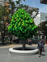 Commercial - Space Pixel Tree: Décor de cube vert 3D accrocheur, rehaussant les lieux d'affaires