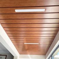 Vente en gros de panneaux de plafond économiques en grain de bois, imperméables, ignifuges, en PVC