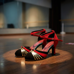 Chaussures de danse latine pour femmes, rouge et noir, en faux daim, talons avec lanières dorées, design à bride cheville - Product Image 3