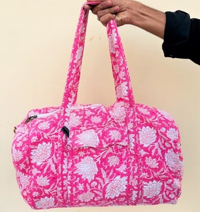 Sac de voyage matelassé en coton de luxe fait main grande capacité avec fermeture éclair pour femme, réutilisable pour la plage et les séjours d'une nuit - Product Image 4