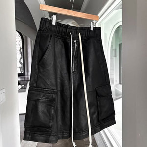 <span class=keywords><strong>Pantaloncini</strong></span> Streetwear Oversize a Gamba Larga in Pelle PU Nera di Lusso con Vita Alta Elastica Regolabile e Tasche Cargo - Product Image 1