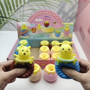 Taza de descompresión con forma de oso de miel, divertida y novedosa, taza única para aliviar el estrés. - Product Image 5