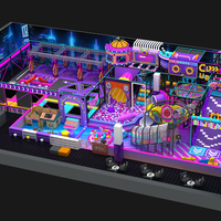 Aire de jeux intérieure personnalisée sur le thème cyberpunk de 320 m² pour enfants, équipement de parc d'attractions avec toboggan, piscine à balles et trampoline.