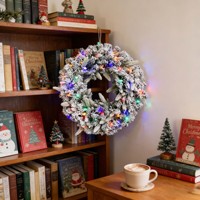 Guirlande artificielle floquée avec lumières LED multicolores - Décoration de porte de Noël enneigée, guirlande festive pour la décoration de la maison pendant les fêtes