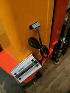 Handig En Eenvoudig Te Bedienen Ergonomisch Handvat China Semi-Elektrische Pallet Stapelaar 1T Magazijn - Product Image 6