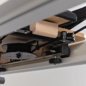 Equipo de Estudio Comercial de Alta Calidad, Reformer de Aluminio Blanco y Negro para Pilates - Product Image 3