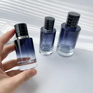 Klarer dunkelblauer Hang zylindrischer Sprüher und schwarze Deckel leere Glasflasche durchsichtige 50 ml Parfümflasche