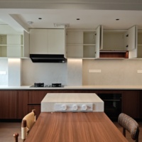 Système d'armoires de cuisine en bois massif minimaliste italien de luxe, meubles de cuisine modulaires modernes sur mesure, armoires haut de gamme