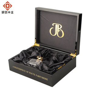 Caja de perfume de madera MDF de lujo, juego de botellas de perfume, paquete de regalo personalizado, caja de perfume de madera negra con detalles en relieve. - Product Image 1