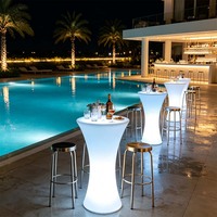 Table de cocktail illuminée imperméable pour événements extérieurs avec éclairage LED à 16 couleurs changeantes sur les tables et les chaises