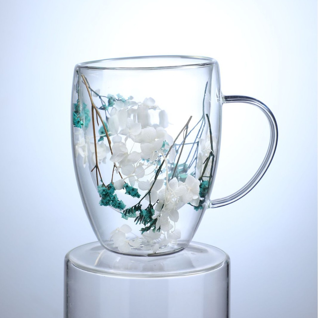 Bola bordada blanca, hierba de cristal azul.