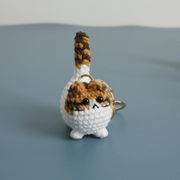 Porte-clés chat en peluche tricoté à la main - Chat tigré noir calico, pendentif compact pour sac, clés, voiture et accessoires quotidiens