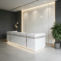 Comptoir de réception moderne sur mesure en marbre blanc courbé, bord arrondi, finition polie, logo gravé, cannelé, pour hall d'hôtel (OEM)