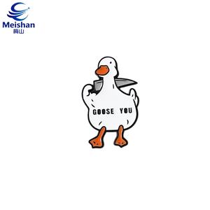 Badge de collection Meishan en alliage métallique gravé, motif dessin animé ludique <span class=keywords><strong>Gosling</strong></span> marchant sur l'herbe, nœud papillon et détail d'aile de guitare - Product Image 3