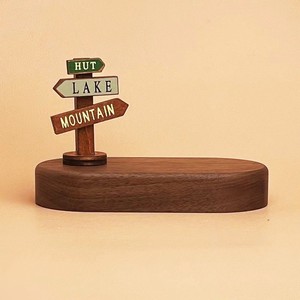 Adorno de Madera Maciza con Base Ovalada Ying Yiyi, Decoración con Señalización Vial para el Hogar, Acabado Mate, Artesanía de Madera Hecha a Mano - Product Image 1