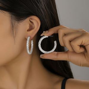 Pendientes de Latón de Lujo Ligero de Moda Europea y Americana, Diseño Geométrico Redondo Personalizado para Mujer - Product Image 1