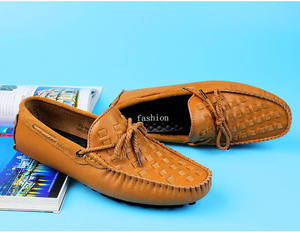 Un hombre está usando mocasines de cuero genuino con un diseño tejido, un par de zapatos planos formales de negocios, zapatos de conducir para hombre. - Product Image 1