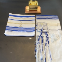 Châle de prière juif israélien Tallit en polyester bleu à rayures dorées, brodé de scripturs hébraïques, châle religieux
