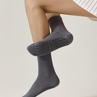 Chaussettes de sport en maille respirantes antidérapantes de haute qualité avec logo personnalisé en nylon/polyester/spandex pour jeunes, idéales pour le yoga et le Pilates